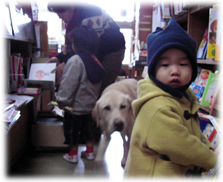 子供たちをかき分けて来たKEIRU